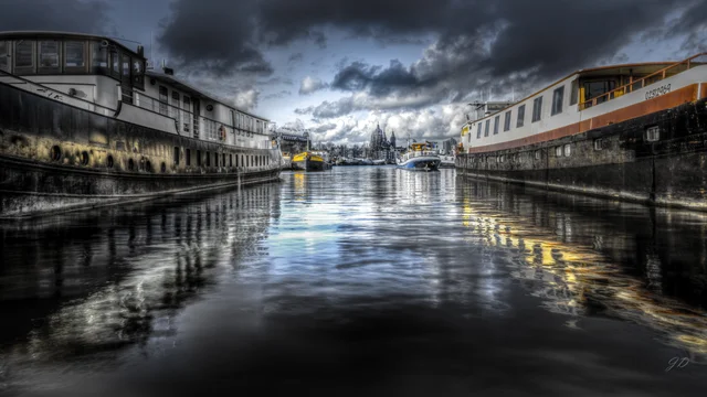 Amsterdam’s IJ: houseboats and an HDR comparison