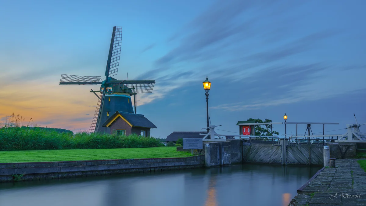 Eendrachtsmolen and waterlock — Dutch windmills