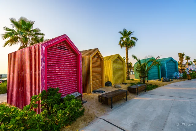 La Mer Dubai: colourful details by the beach