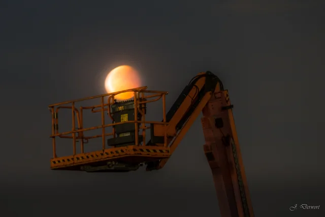 A blood moon above an industrial scene in Zoetermeer