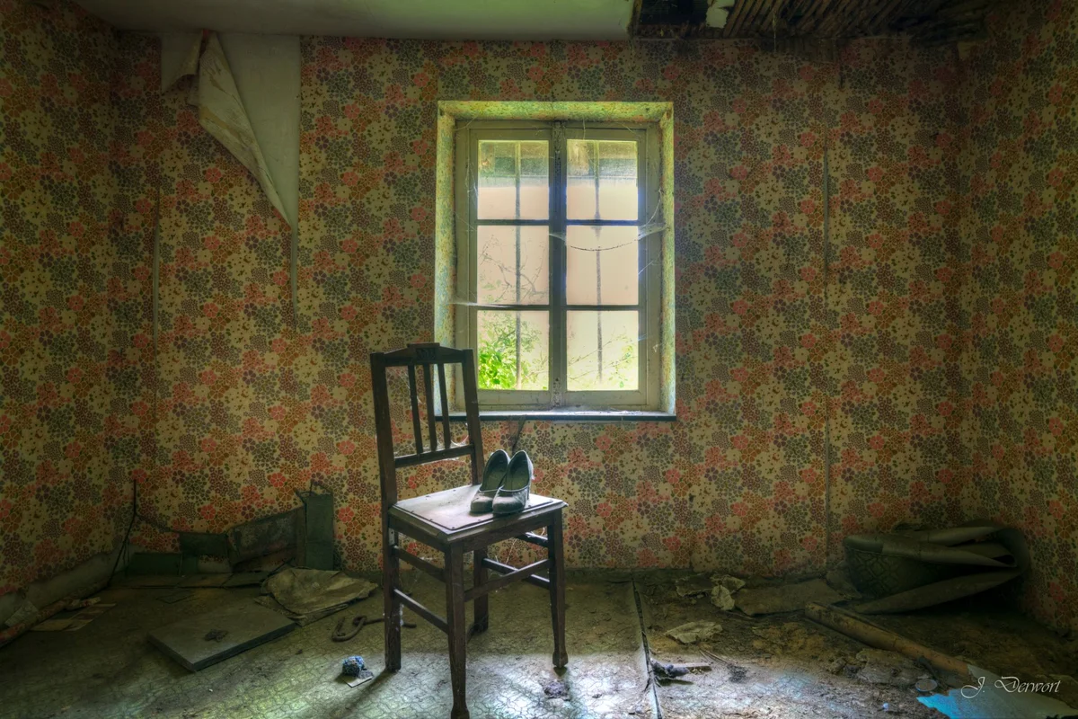 Lonely Chair — Ferme aux Drapeaux