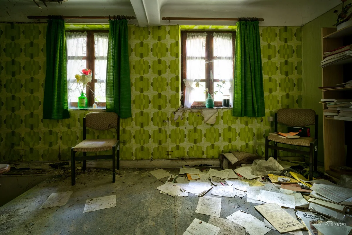 Trashed Room — Ferme aux Drapeaux