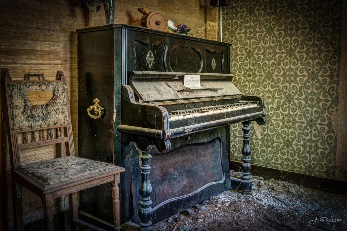 Urbex Piano — Ferme aux Drapeaux