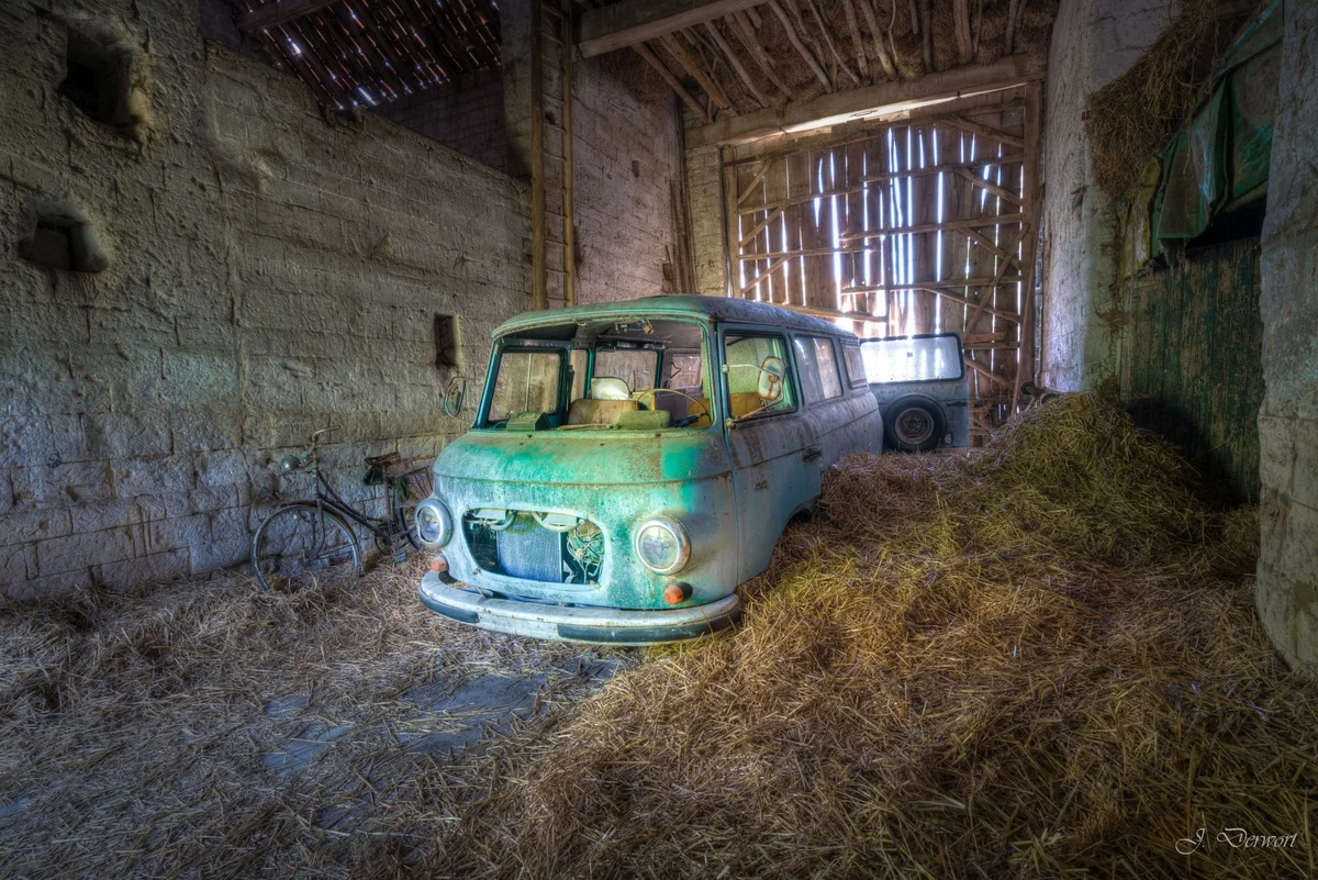 The Old Van — Ferme aux Drapeaux