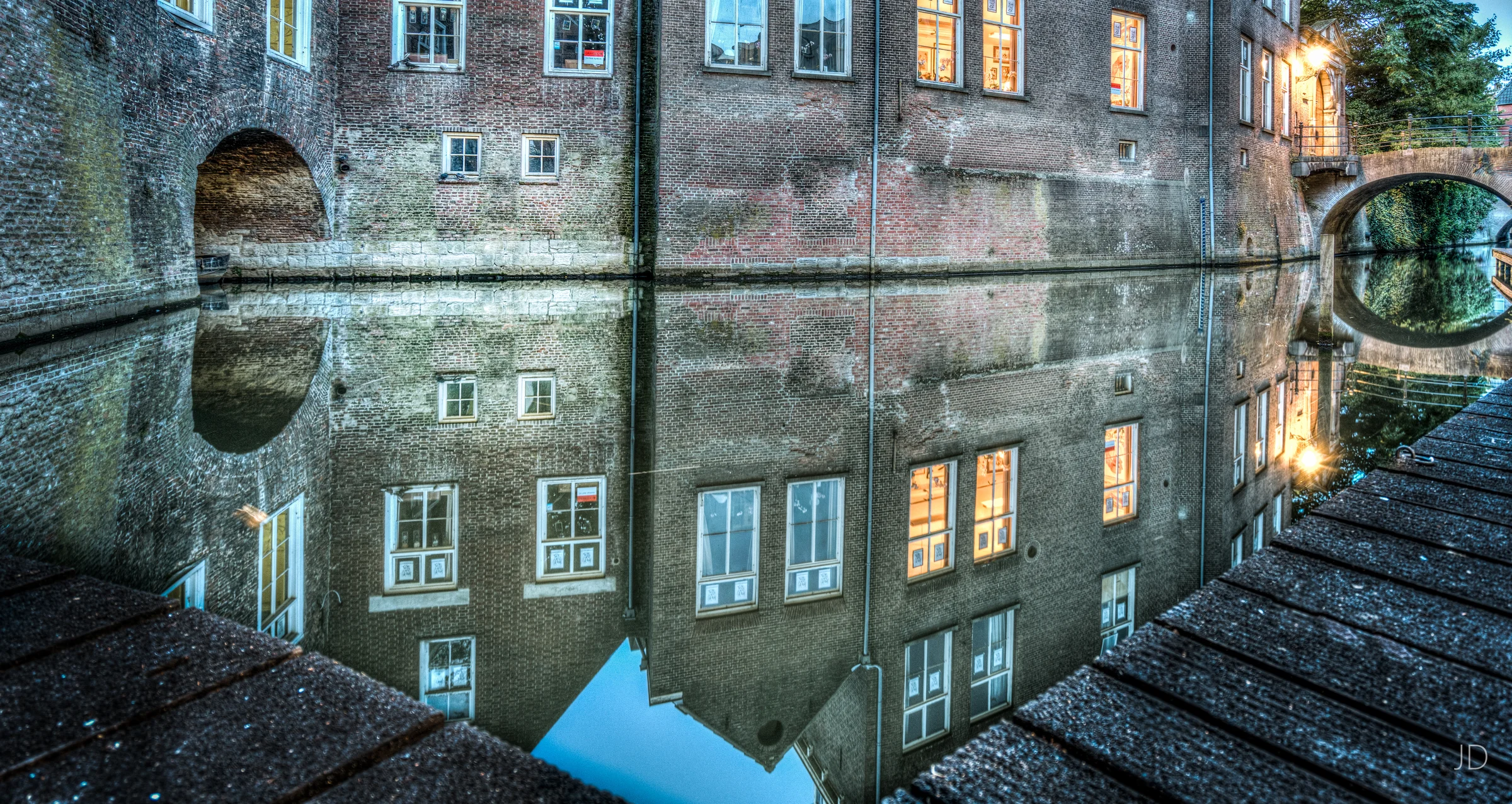 Den Bosch after dark: squares and waterside reflections