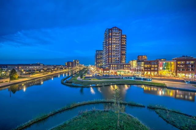 Oosterheem, Zoetermeer: blue hour beside the canal