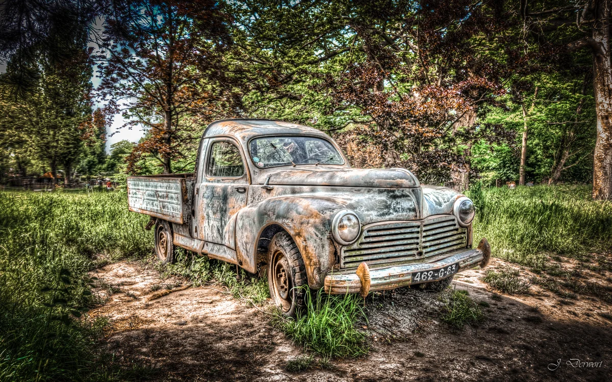 Carwreck side — An old car wreck at Plaswijckpark