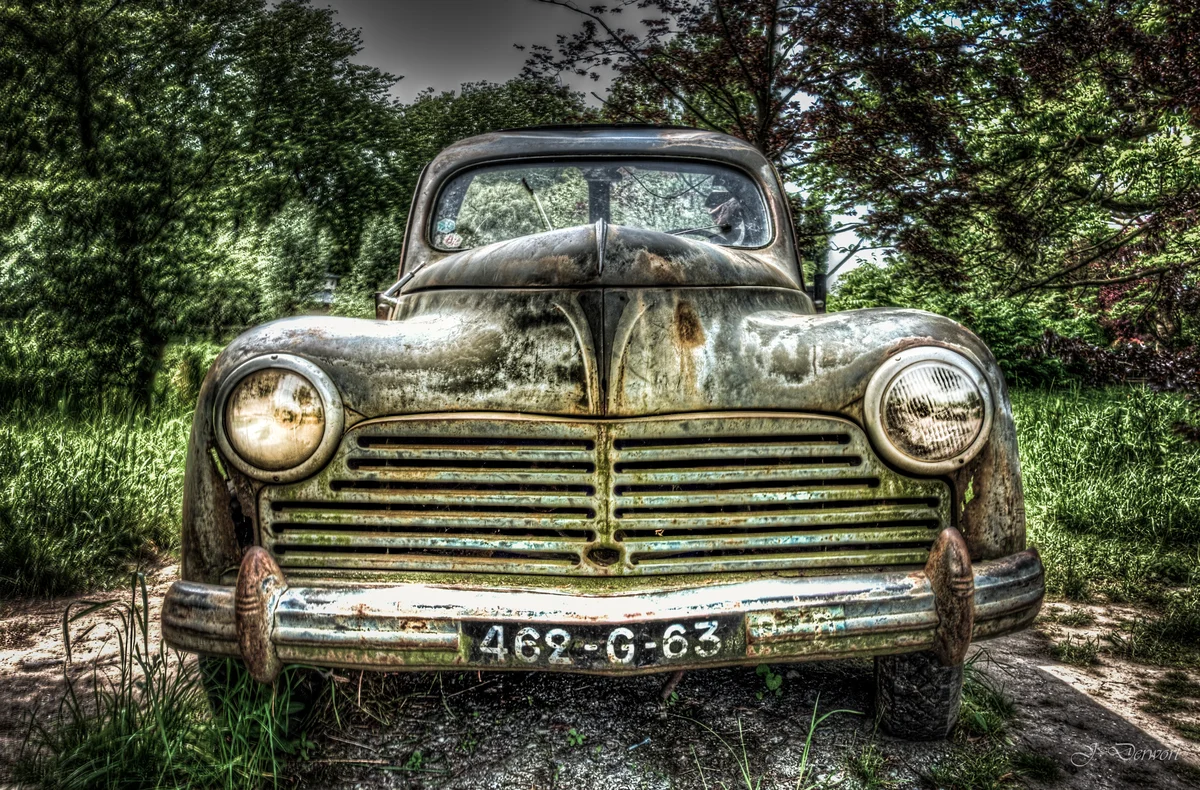 Carwreck front — An old car wreck at Plaswijckpark